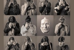 Plakat auf dem mehrere Frauen ihre Hände vors Gesicht halten | © Caritas München und Oberbayern